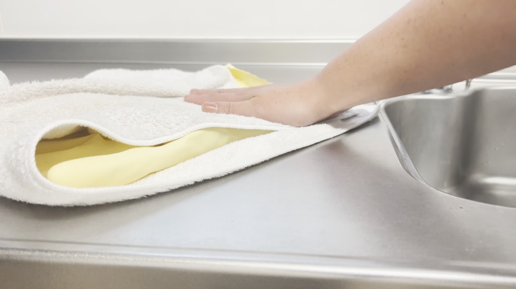 タオルを押し当てる