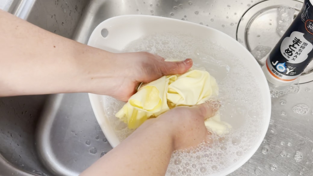揉み洗いをする