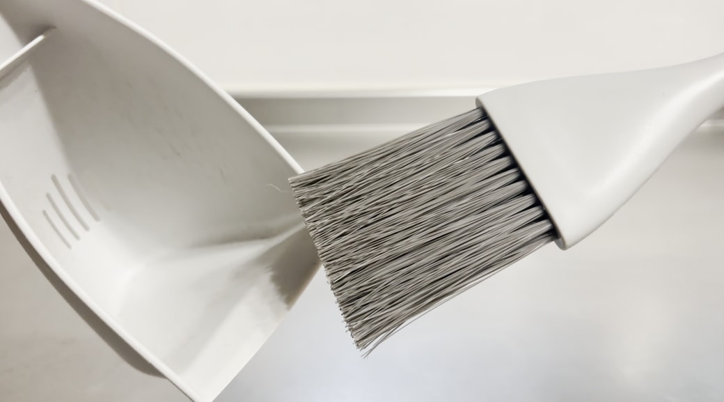 土汚れがついたミニほうきとちりとり