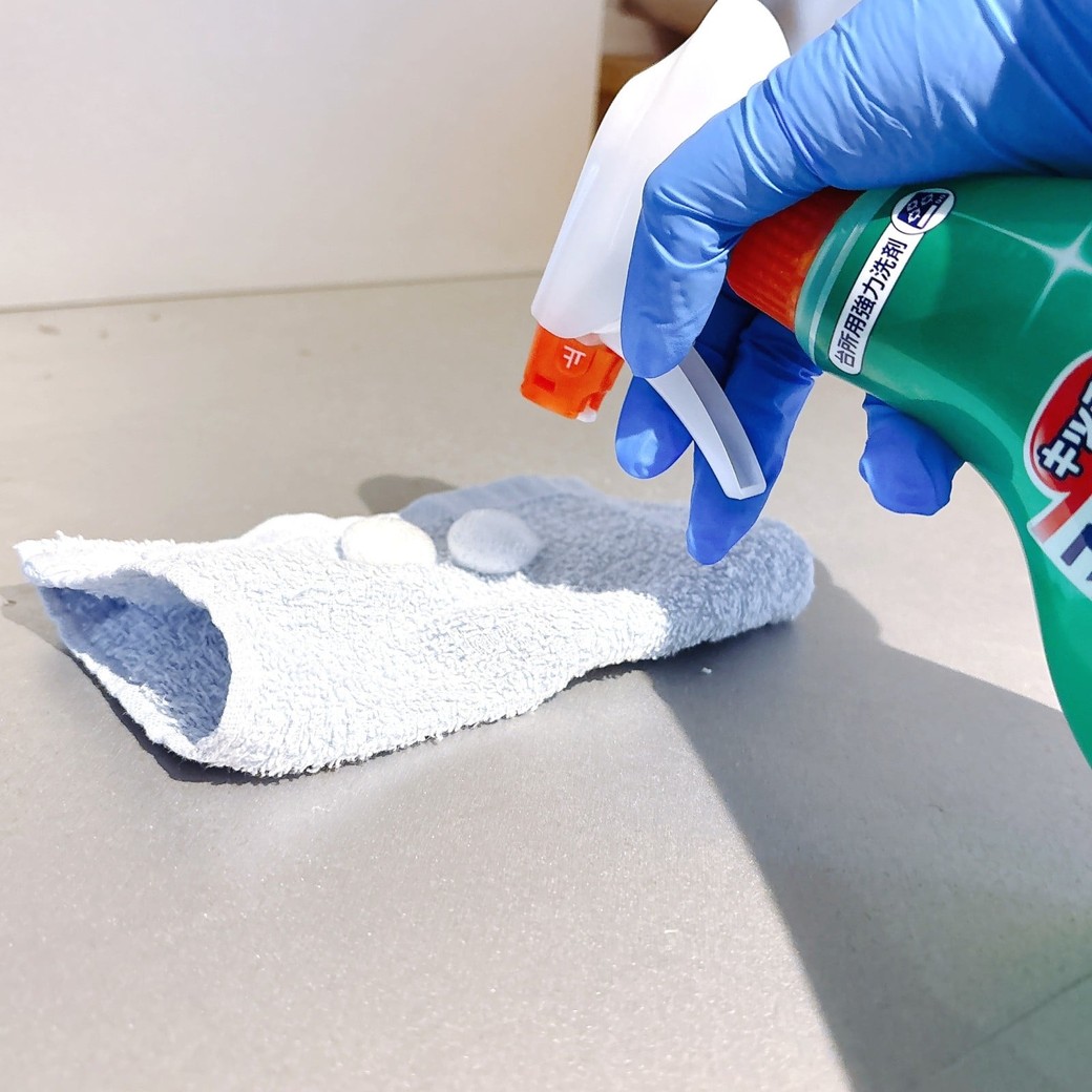 布にキッチンマジックリンをスプレーする