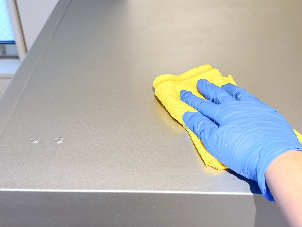 新しい布で水拭きする