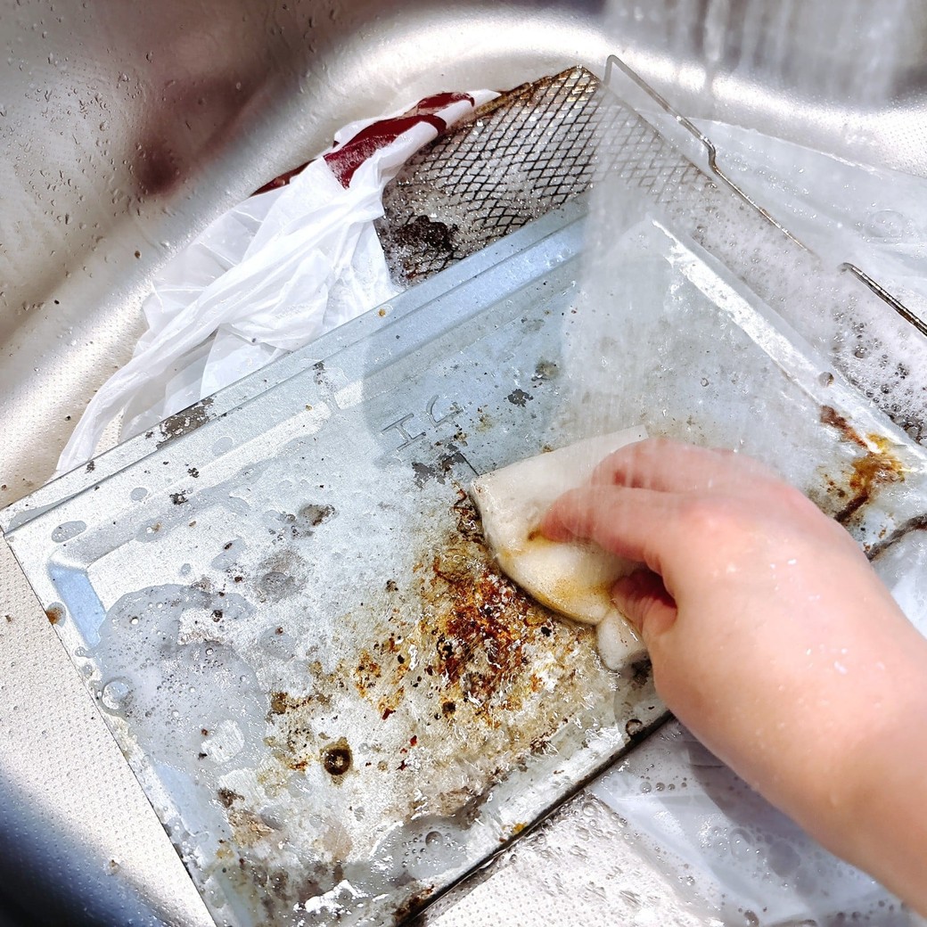 つけ置いた部品の汚れを落とす