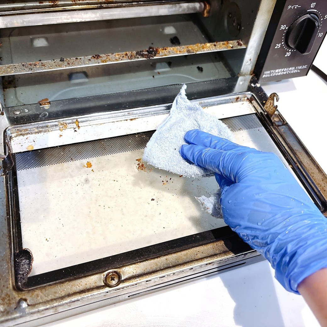 オーブントースターの庫内を拭き掃除する