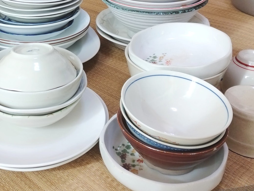 特徴②割れ欠けの食器がそのままになっている