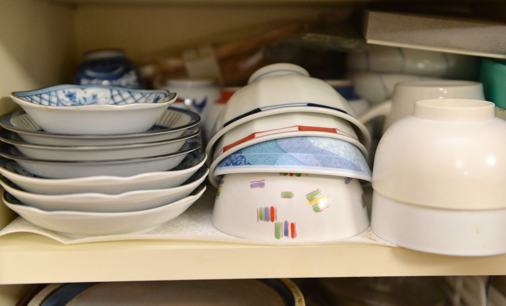 ③使っていない食器やマグカップ