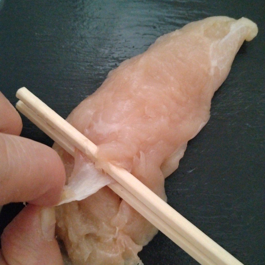 割りばしでささみの筋を取る人