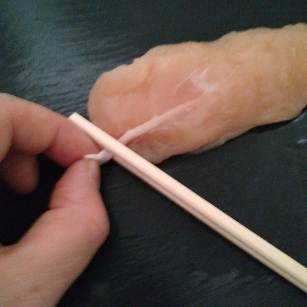 ささみの筋を挟んだ割りばし