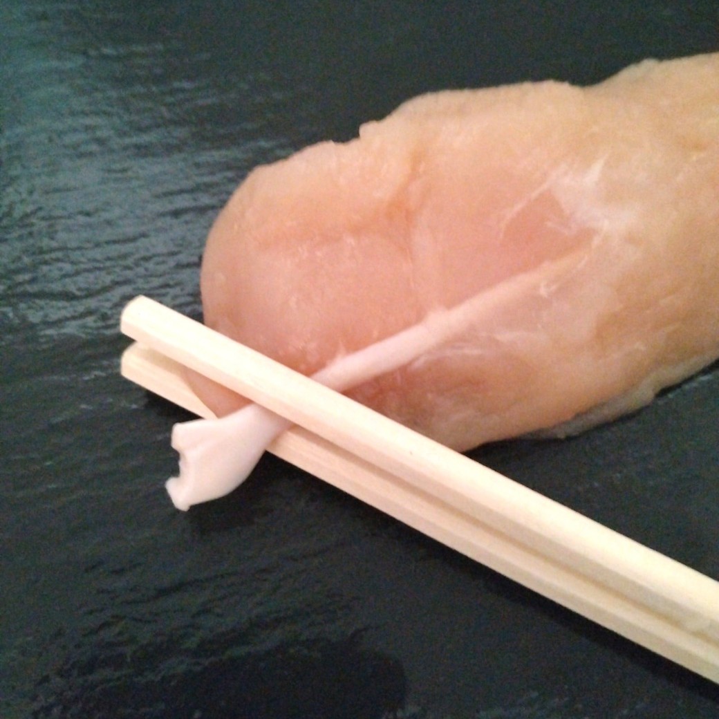 割りばしで挟んだささみ