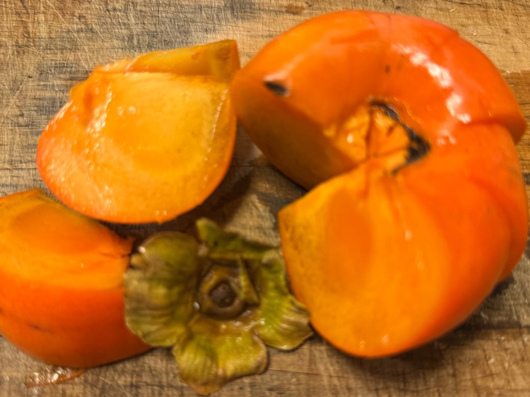 表に返してヘタを取り除きます