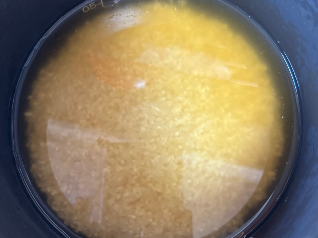 炊飯器にセットして炊きます