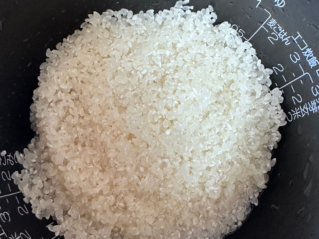 米を洗って水を切ります