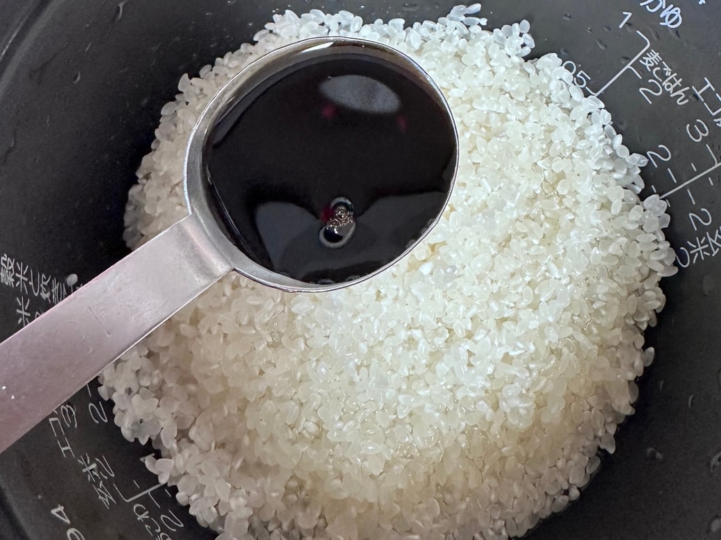 調味料とだしを入れます