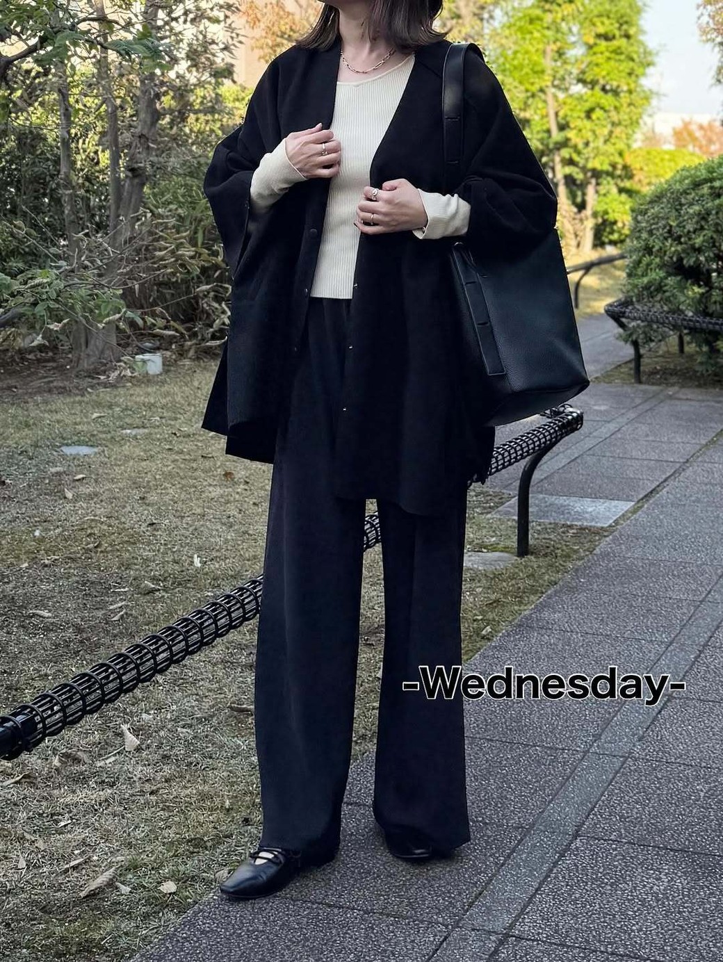 明るめインナー＆ほんの少しの肌見せでほっそりした印象をGET。