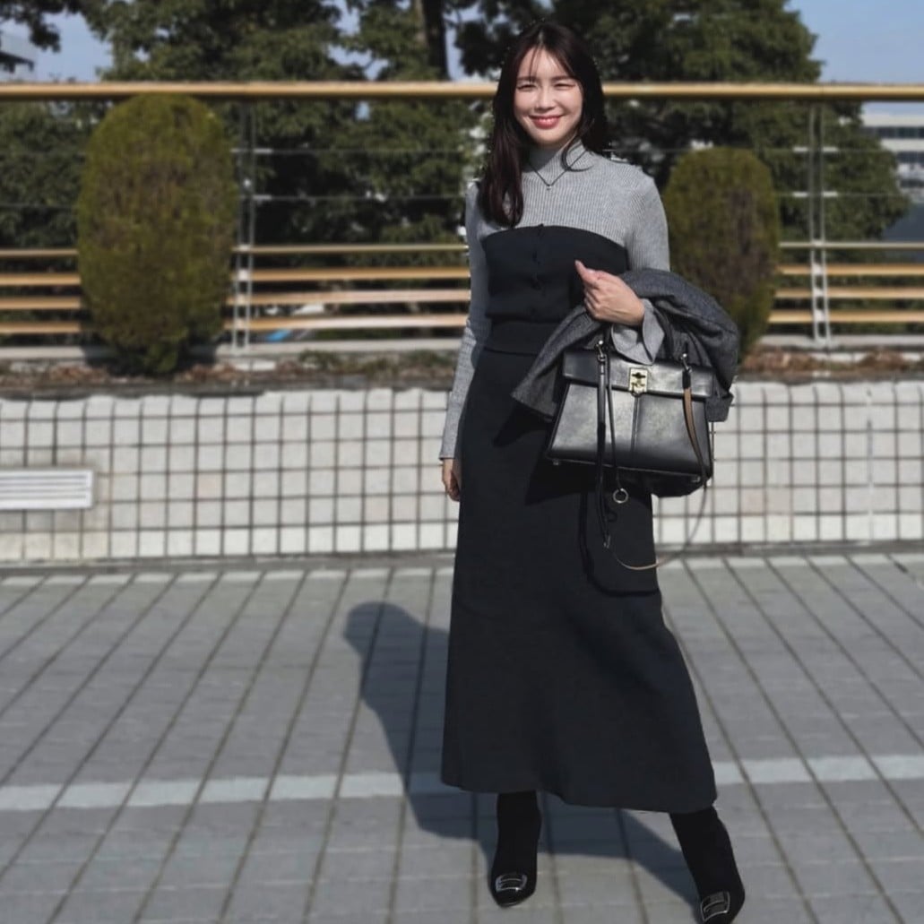 すべてブラックだと重すぎるところ、明るめグレーをトップスに持ってきているので軽やかな印象に。