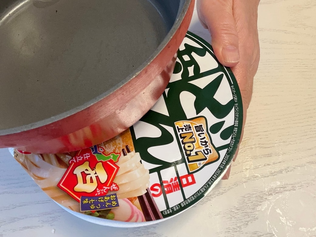 ふたの上に鍋を置く