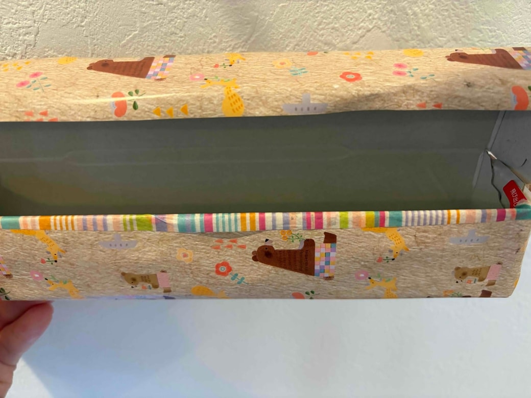 空き箱の刃ではない辺にマスキングテープを貼る