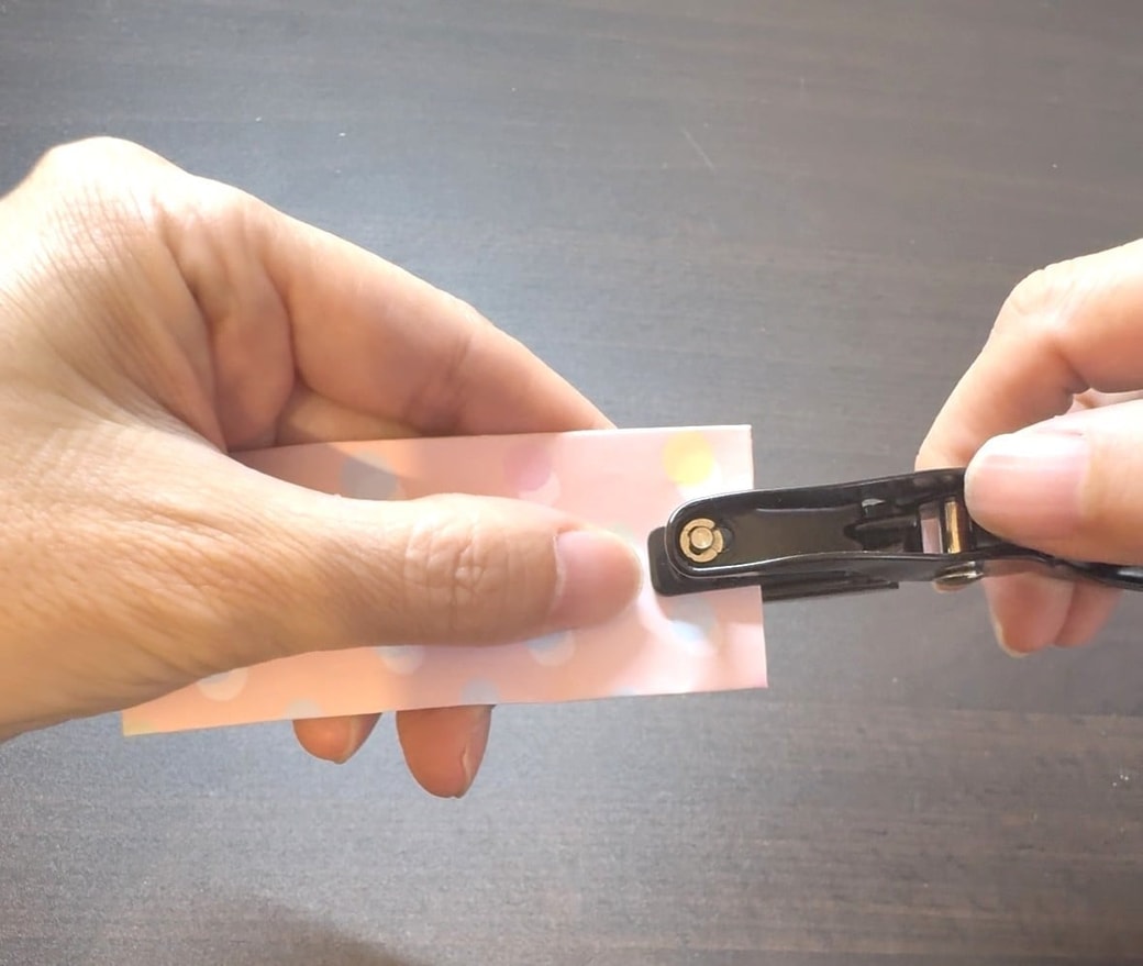 しおりに穴を開ける様子