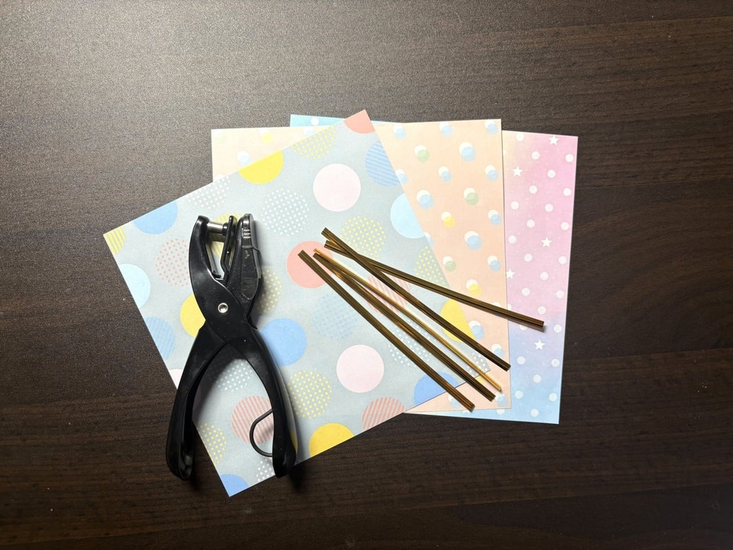 折り紙、ビニタイ、穴あけパンチ