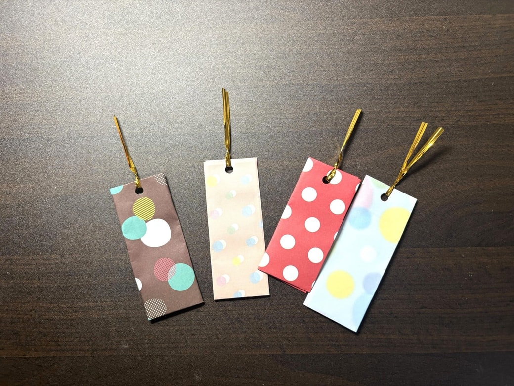 ビニタイを通したしおり