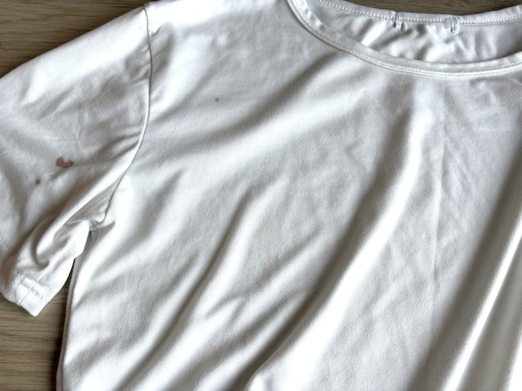 シミのついた白いTシャツ