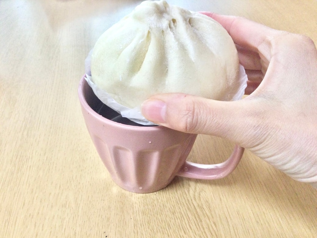 凍った肉まんをコップにのせる