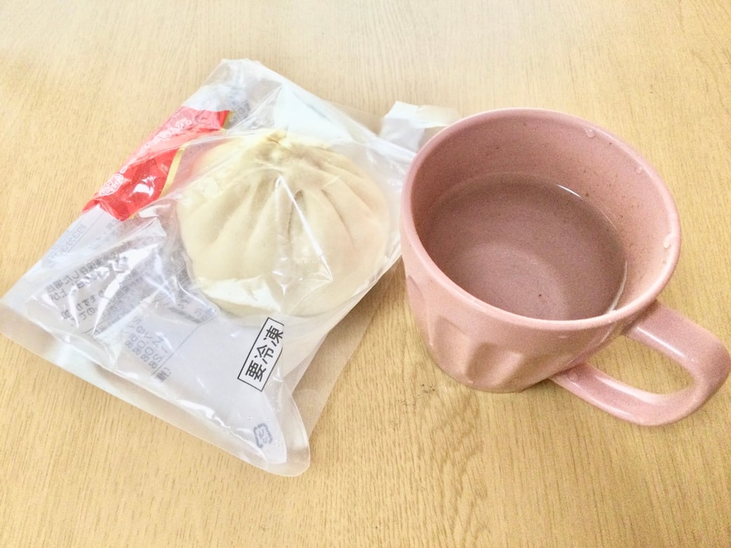 肉まんとコップの水