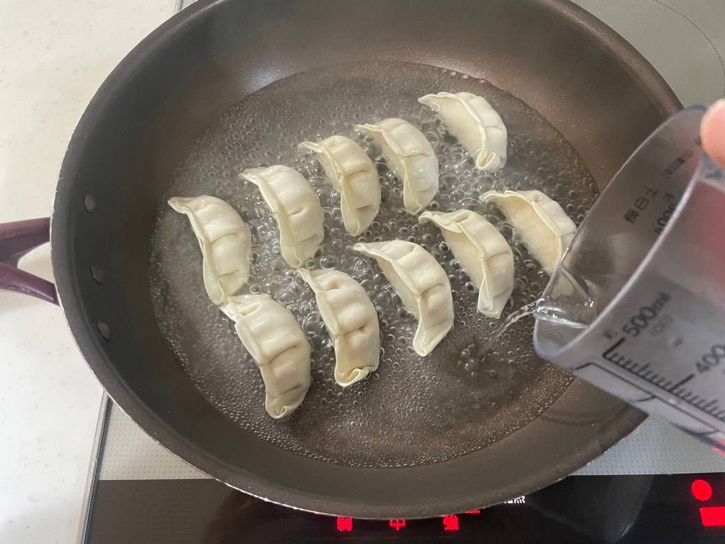 熱湯を入れて蒸し焼きにする