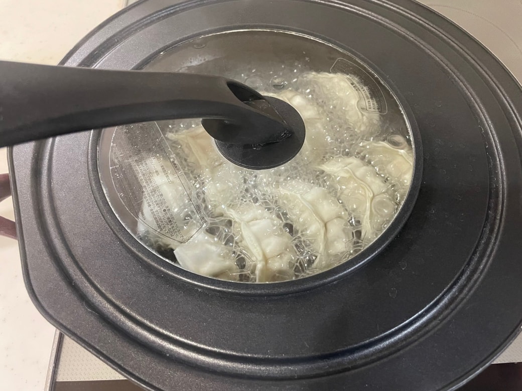 フタをして蒸し焼きにする