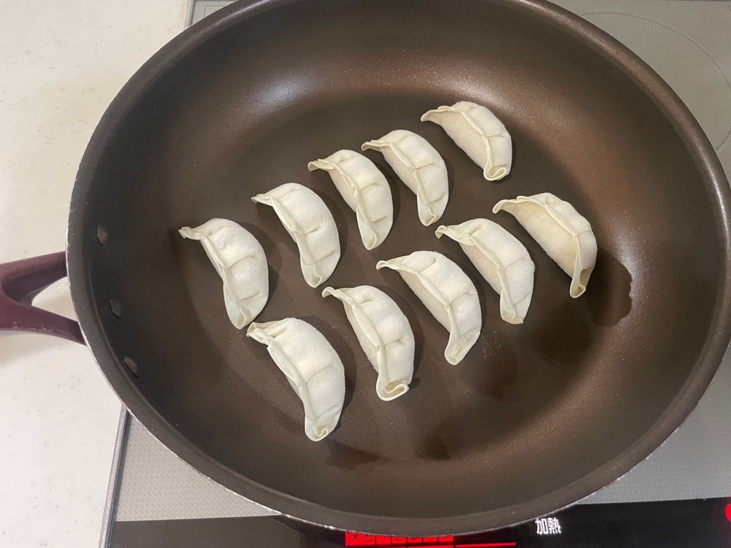 フライパンを温めてから冷凍餃子を並べる