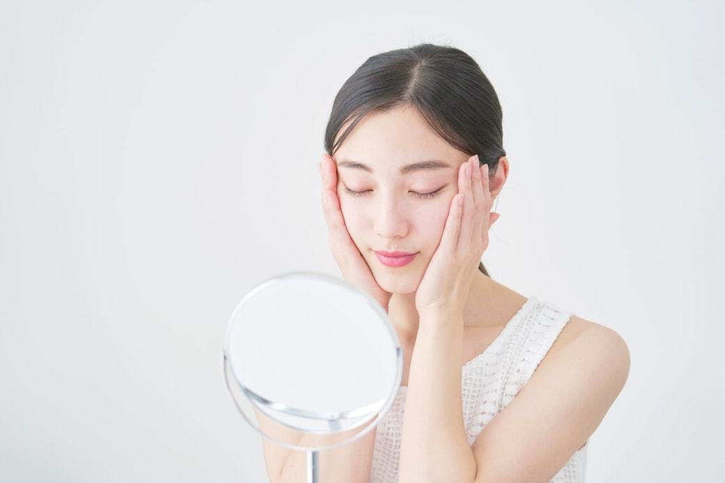 スキンケアする女性