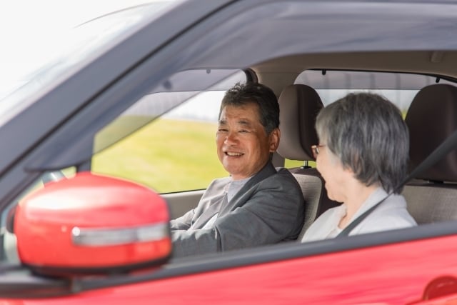 ドライブをする夫婦