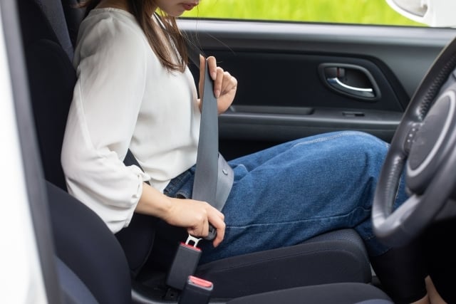 シートベルトを閉める女性