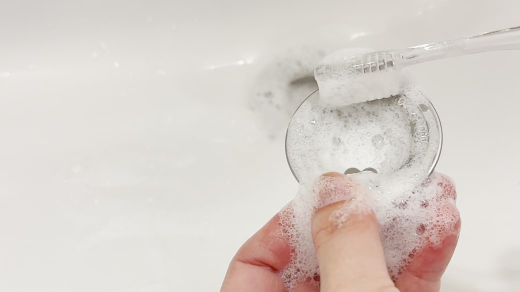 排水口のゴミ受けを掃除する