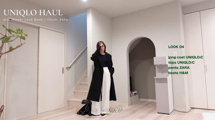 コートとホワイトスラックスのコーデ