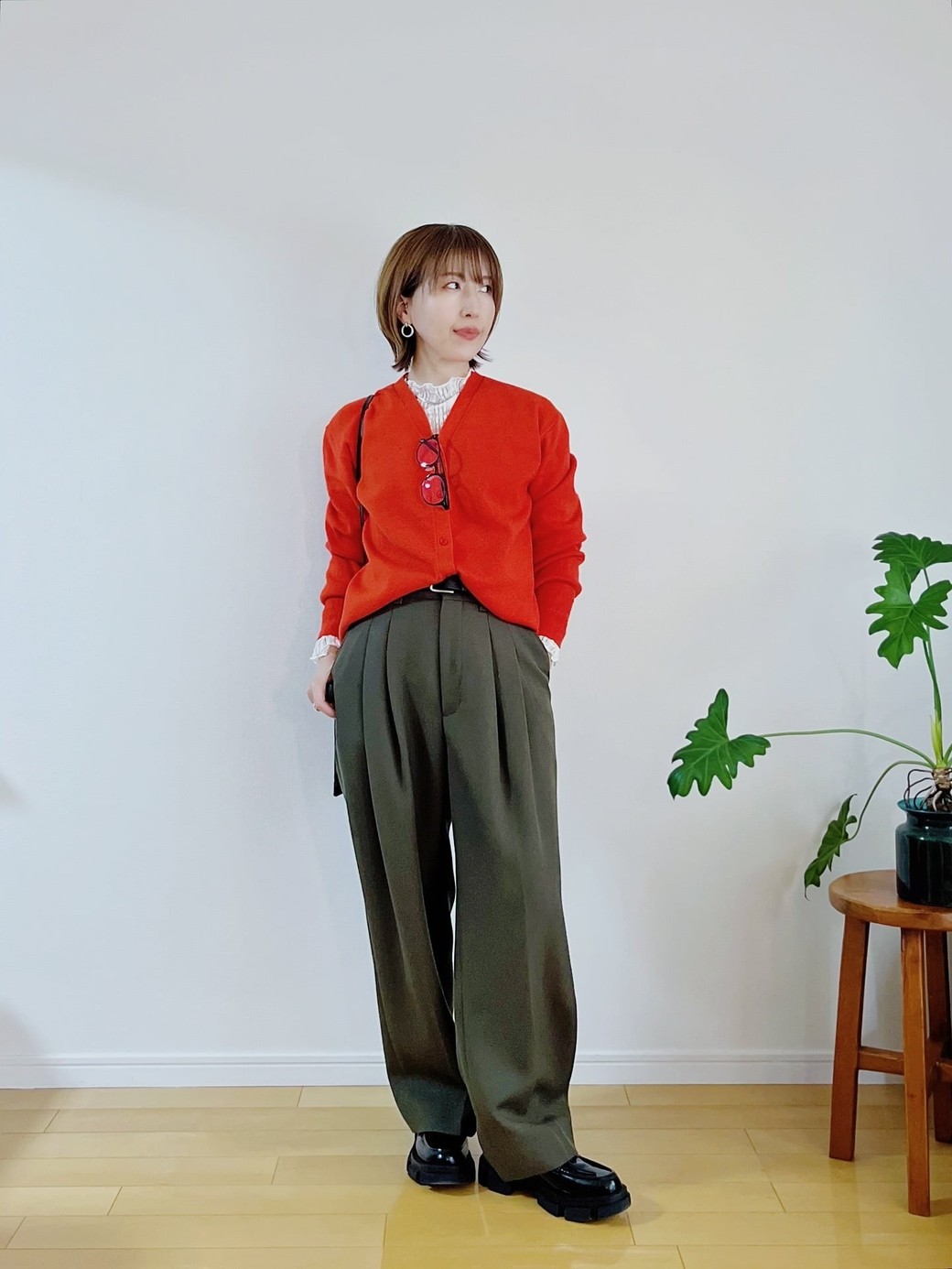 赤×カーキで、キツくならず、調和のとれた色バランスに。