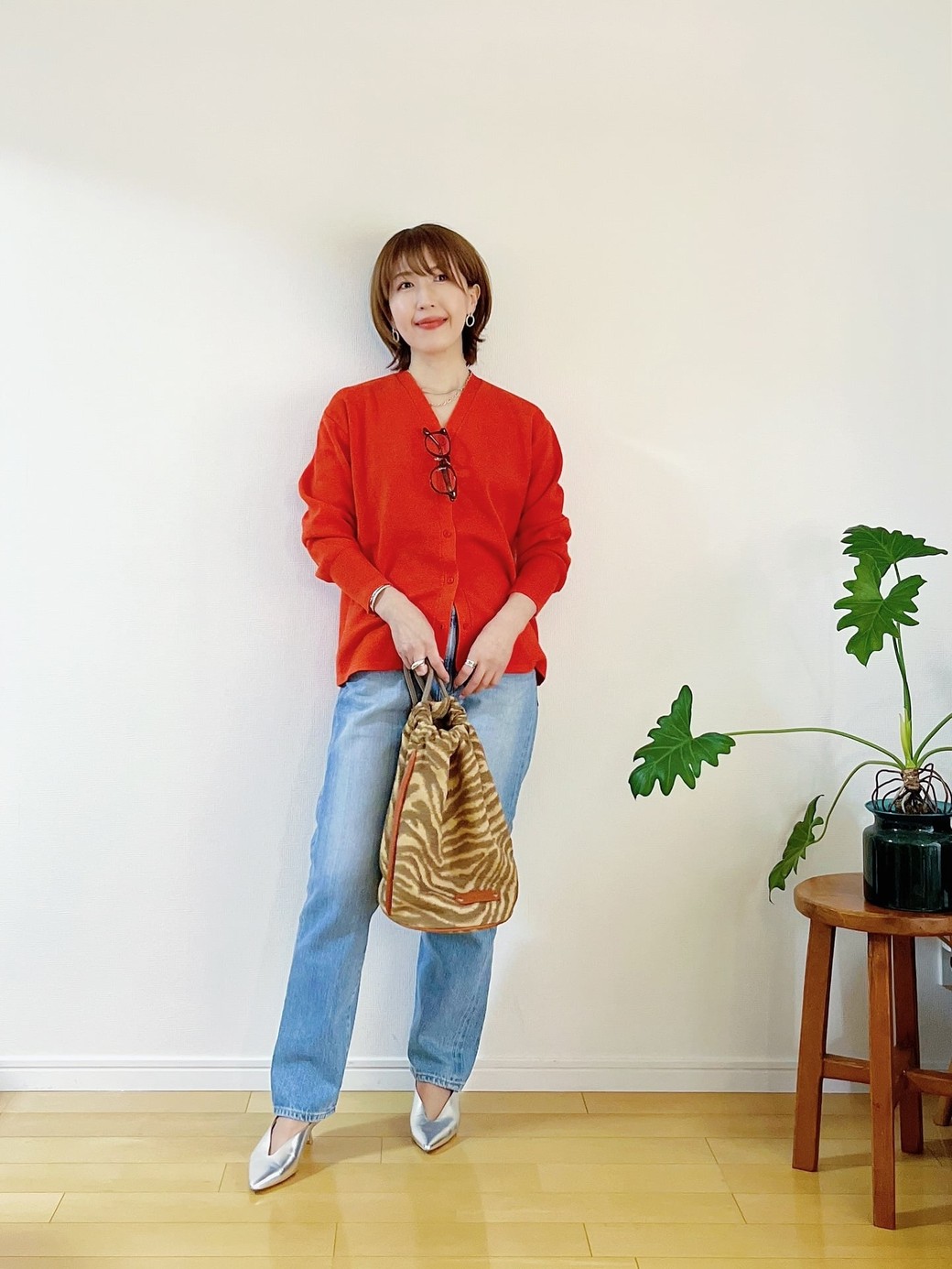 いつものカジュアルに、赤ニットで華やかさをプラス。