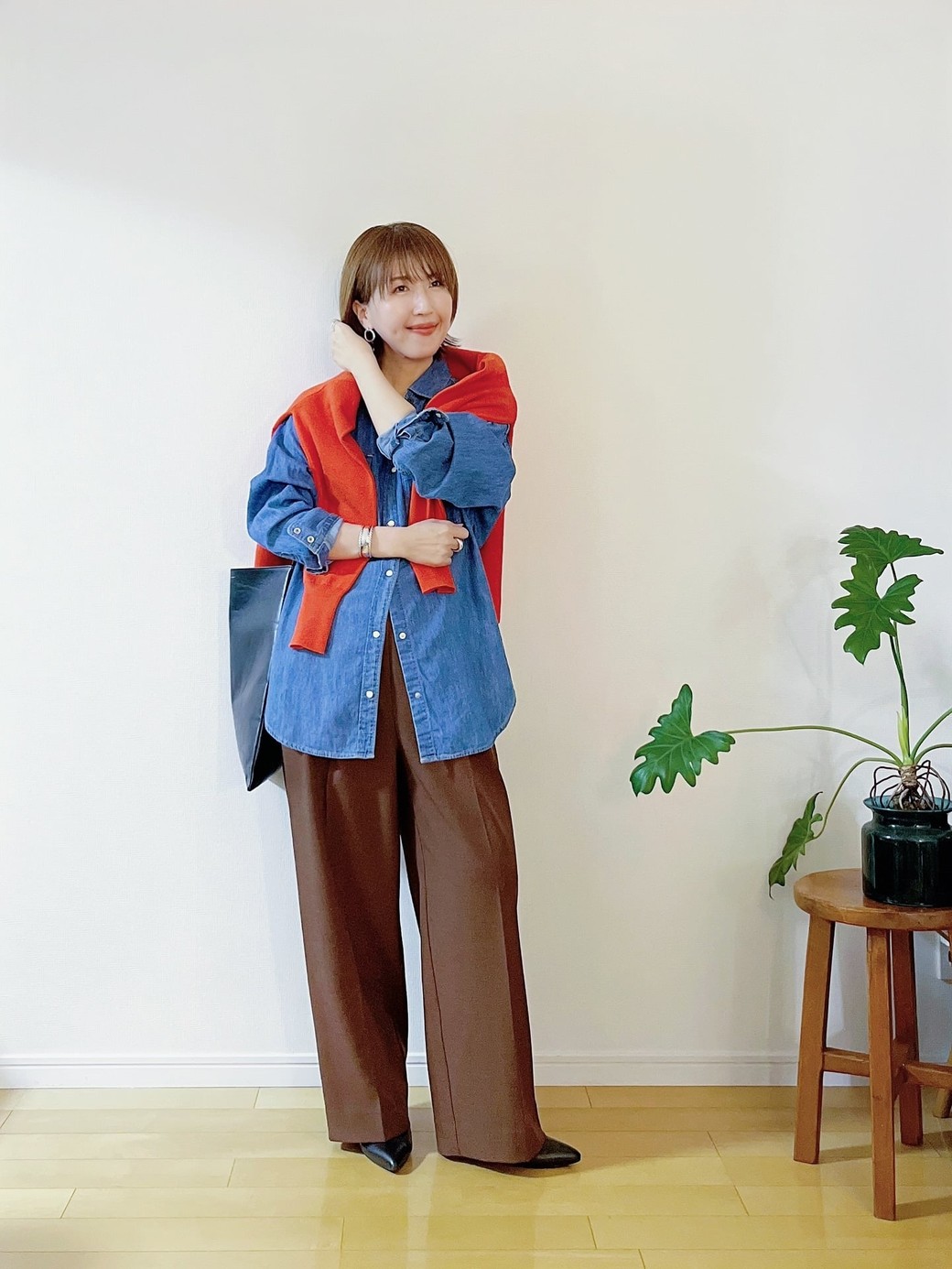 肩掛け赤ニットをコーデのアクセントに。