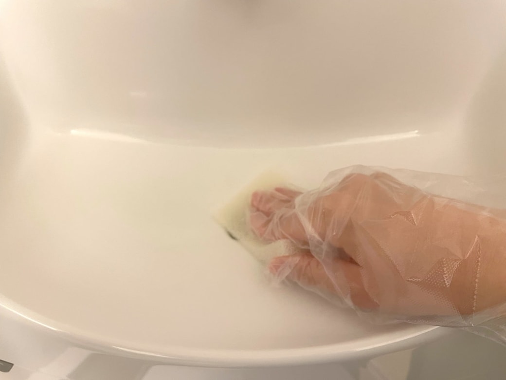 スポンジでこする