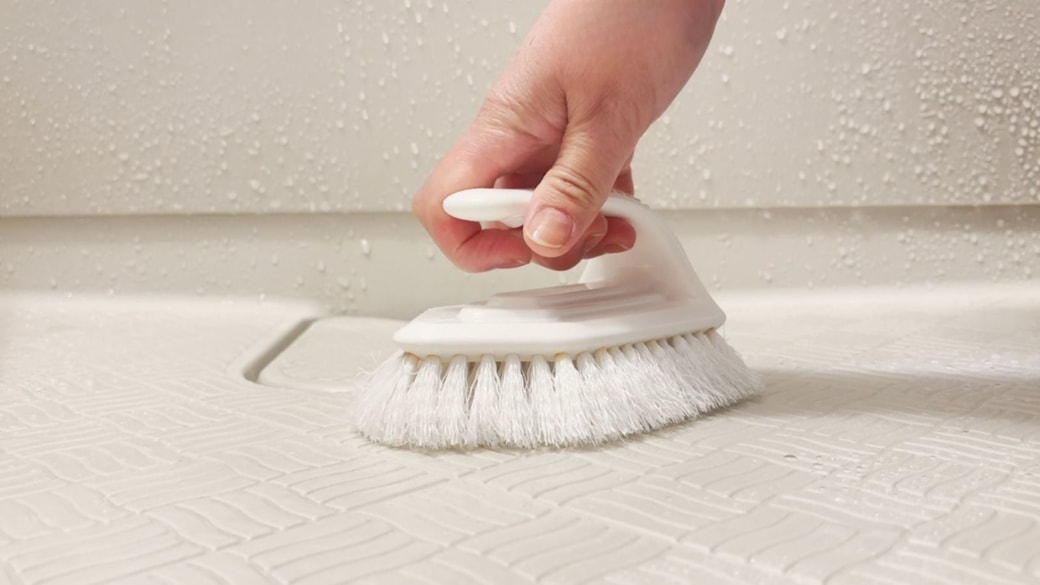 ブラシで床をこする