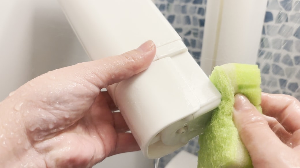 ボトルをスポンジでこする