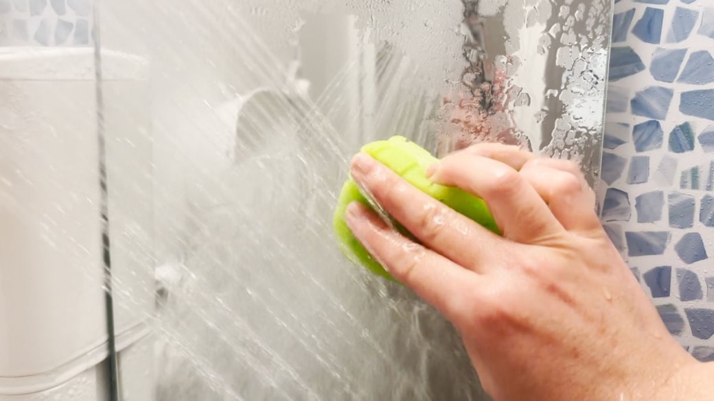 鏡をスポンジでこする