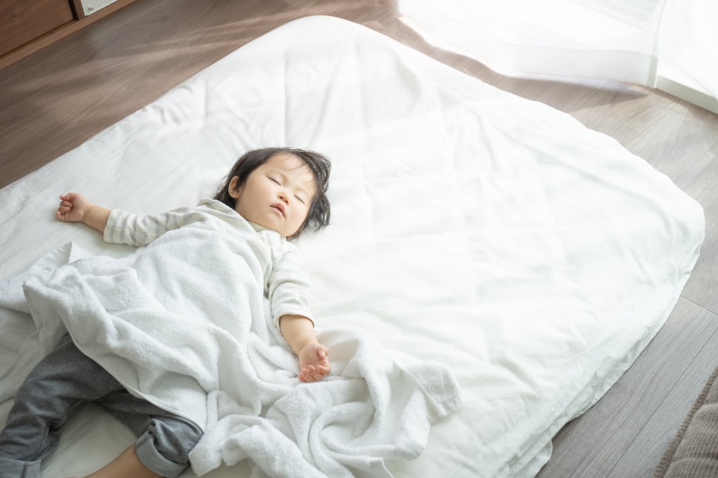 眠る子ども