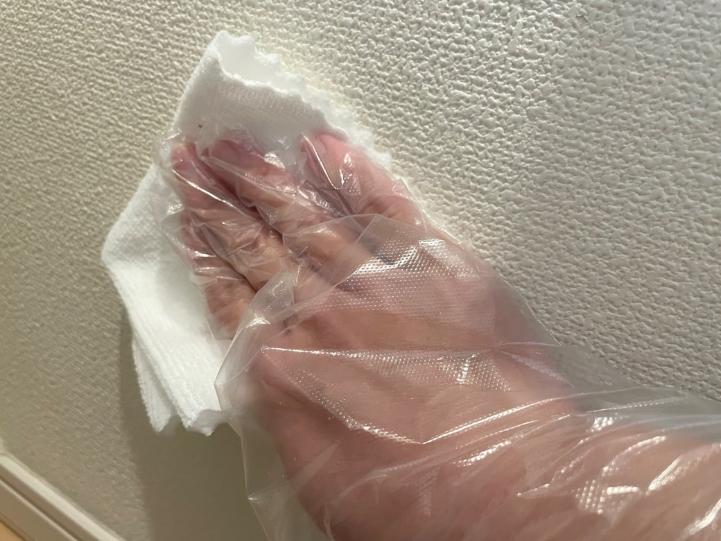 水拭きと乾拭きで仕上げる