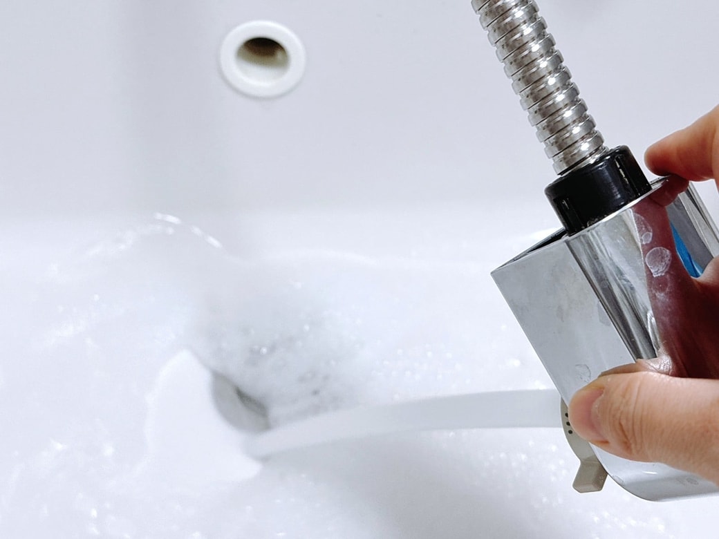 排水口の泡と汚れを洗い流す