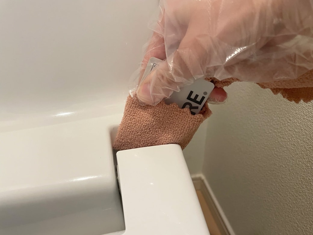 水拭きと乾拭きで仕上げる