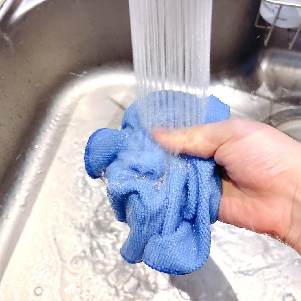 汚れたクロスをぬるま湯で洗う