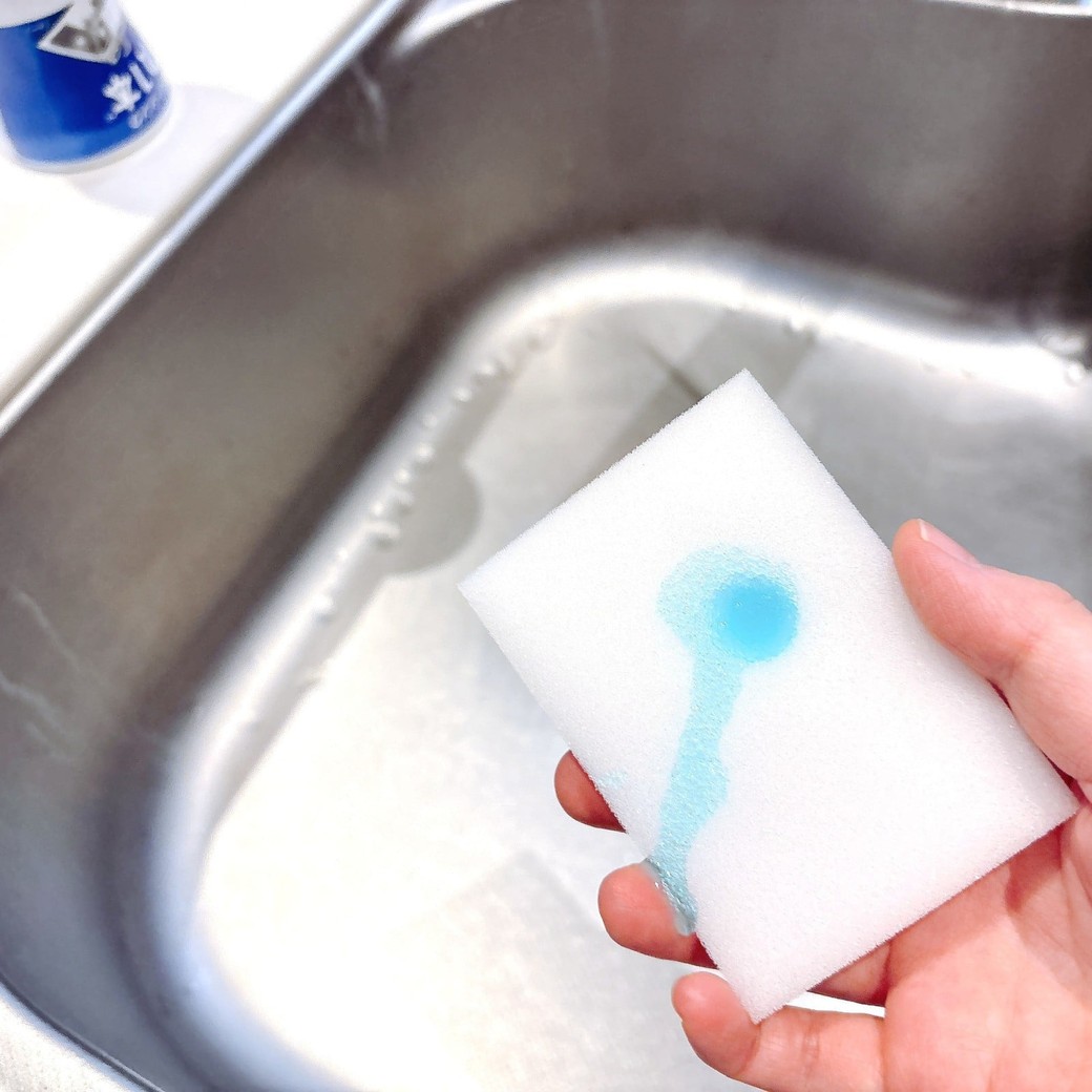 スポンジに台所用中性洗剤を含ませる