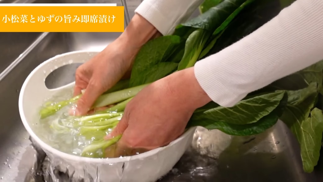 小松菜を水で洗う人