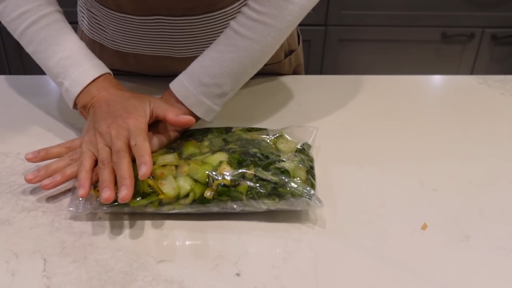 食品保存袋で浅漬けを作る人