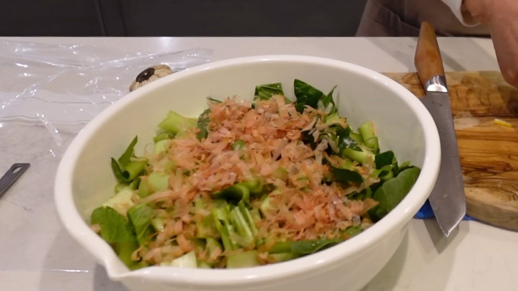 小松菜、かつお節、しょうゆを入れたボウル